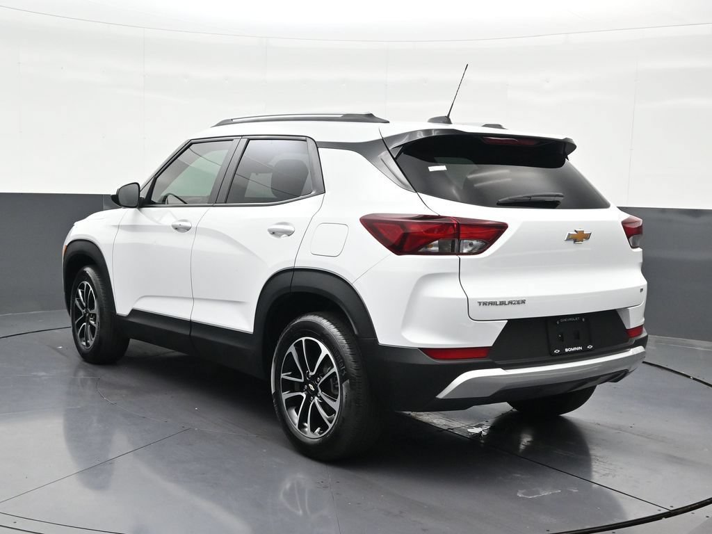Used 2025 Chevrolet TrailBlazer LT FWD image 3
