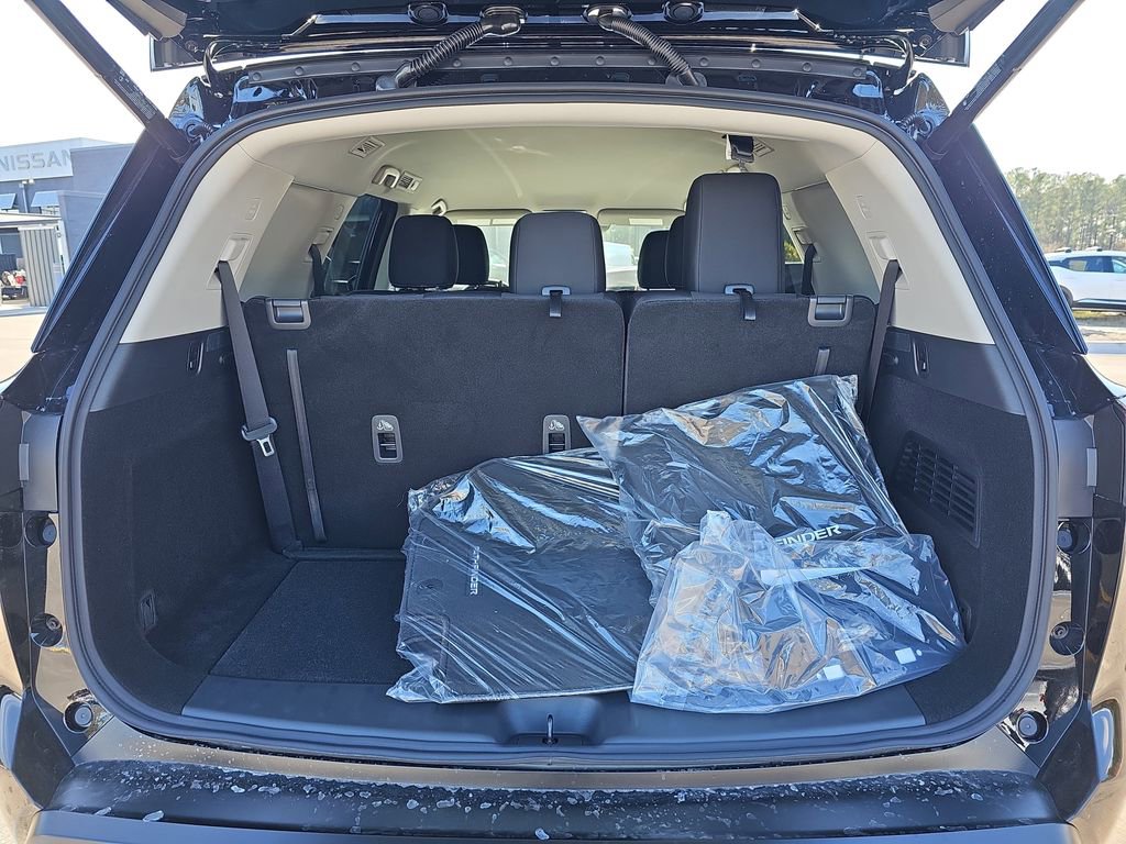 New 2026 Nissan Pathfinder Platinum FWD image 16