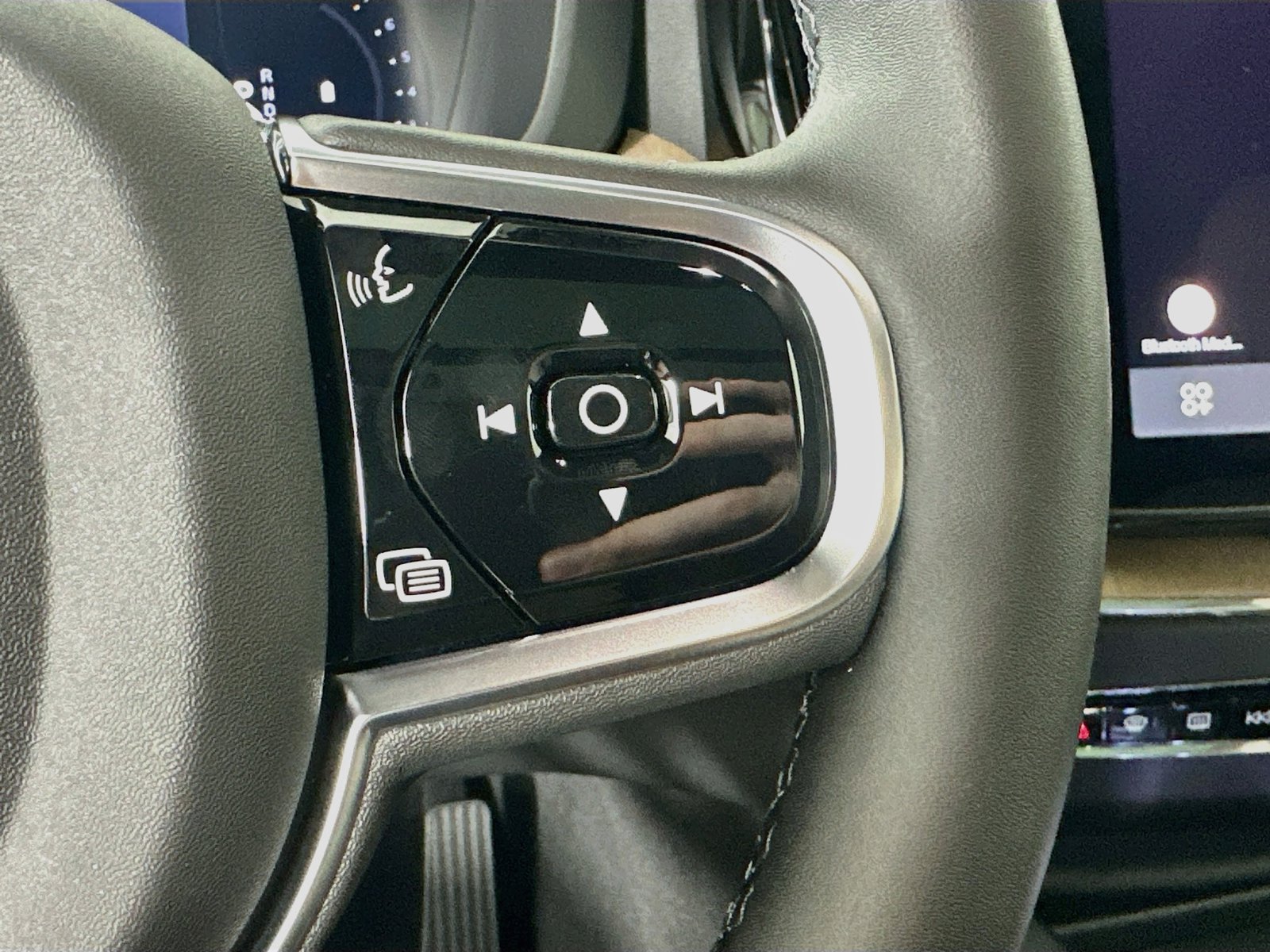 New 2027 Volvo XC60 B5 Plus AWD/4WD image 19