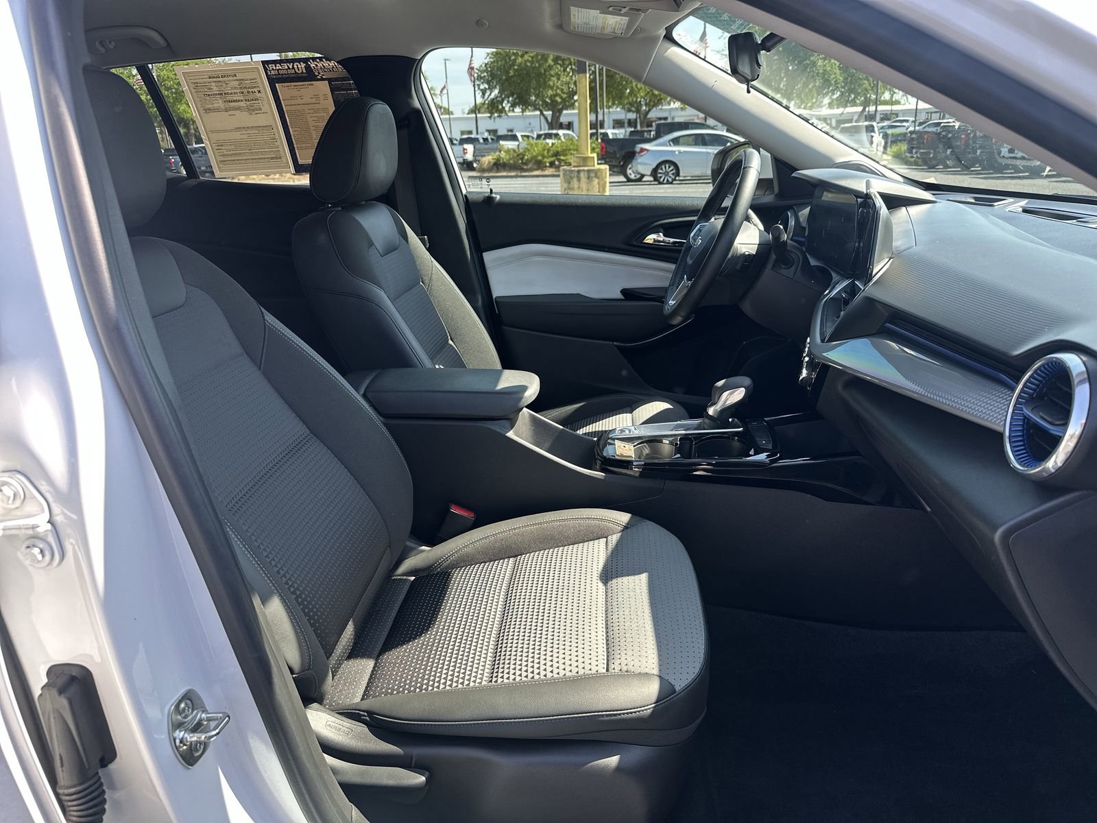 Used 2025 Chevrolet Trax LT w/ LT Convenience Package image 22