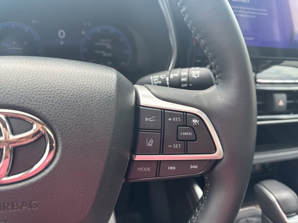 Used 2023 Toyota Highlander Platinum image 18