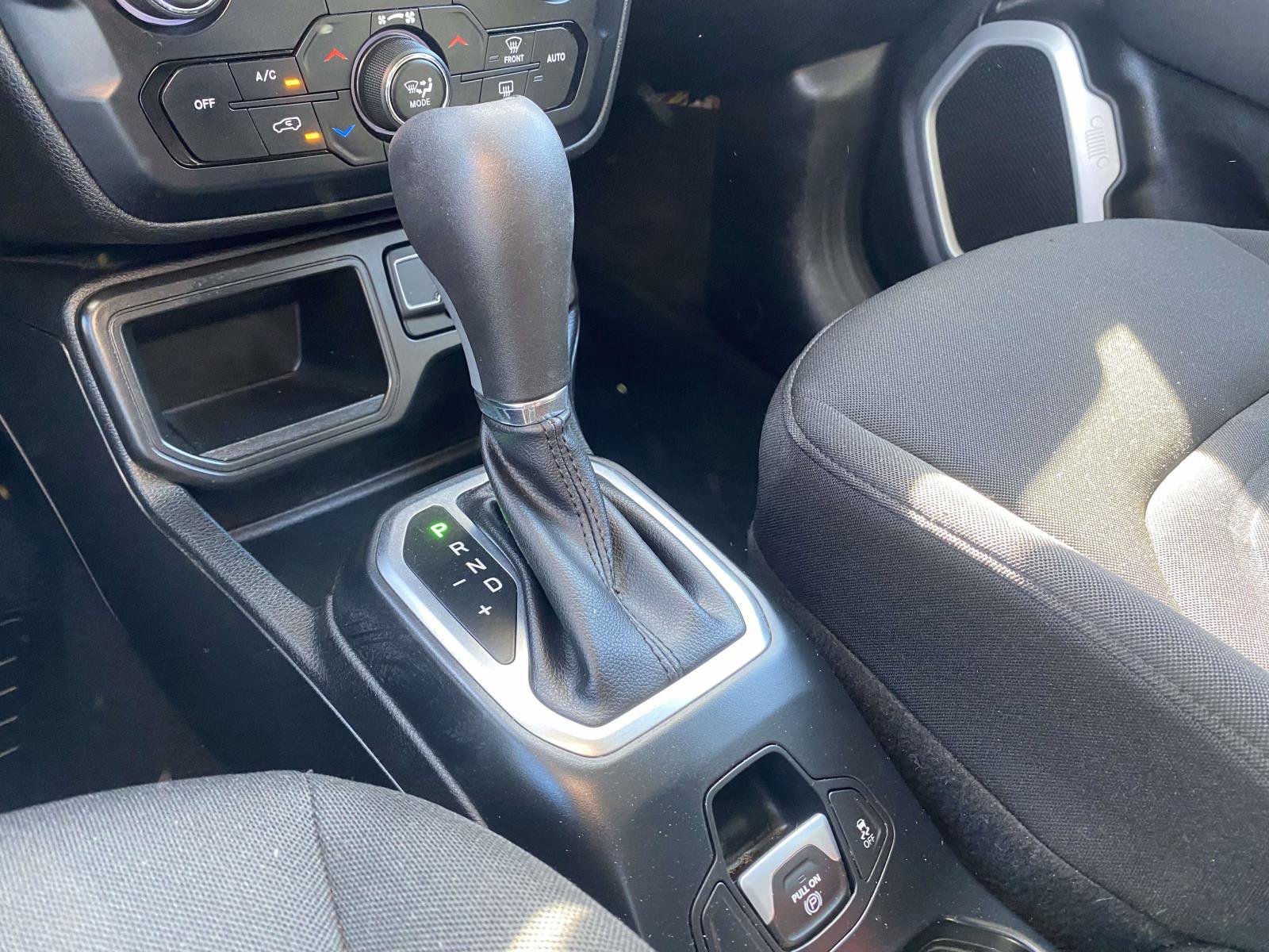 Used 2020 Jeep Renegade Latitude FWD image 27