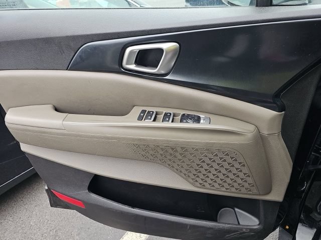Used 2025 Kia Carnival FWD image 16