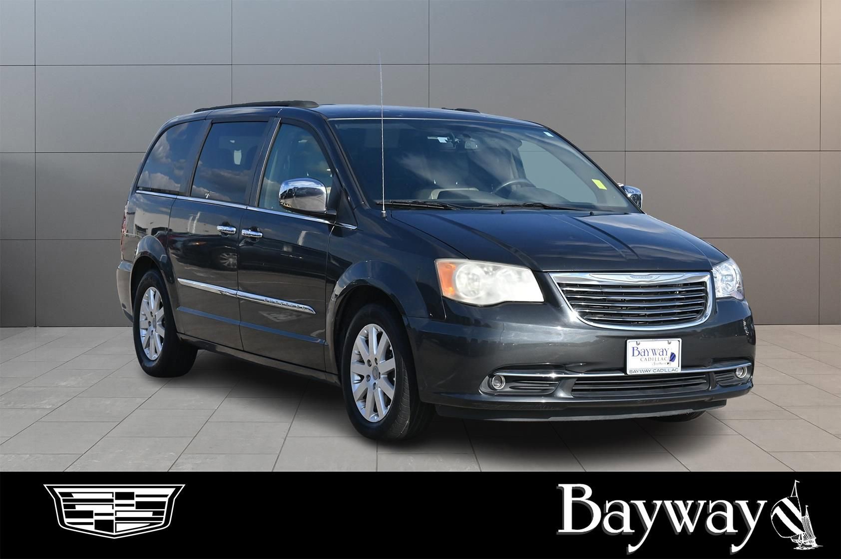 Used 2012 Chrysler Town & Country Touring-L w/ Entertainment Group #2 FWD image 3