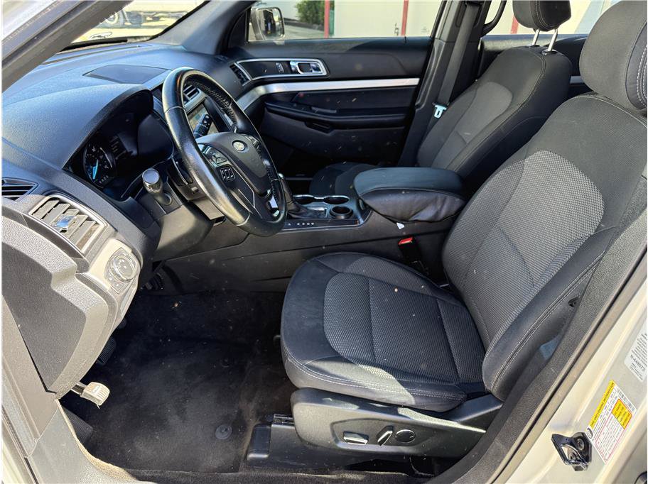 Used 2017 Ford Explorer XLT w/ Equipment Group 201A FWD image 10