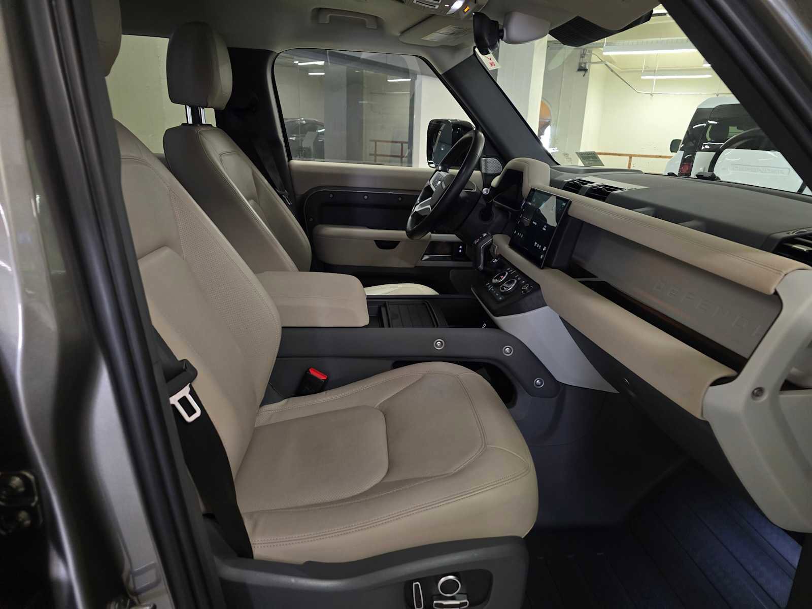 Used 2023 Land Rover Defender 130 SE image 12