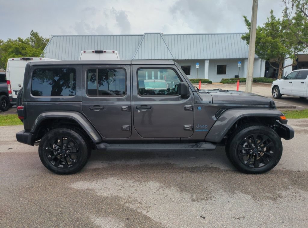 Used 2025 Jeep Wrangler Unlimited Sahara w/ Safety Group AWD/4WD image 5