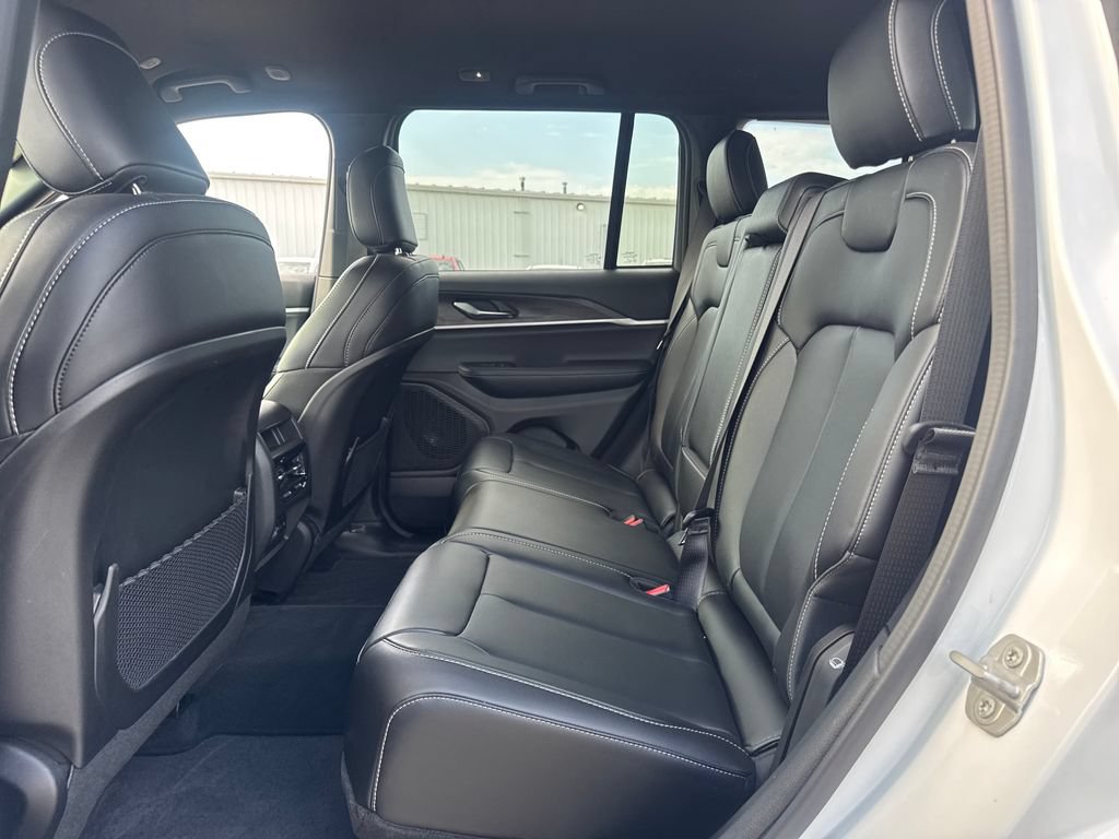 Used 2025 Jeep Grand Cherokee Limited AWD/4WD image 14