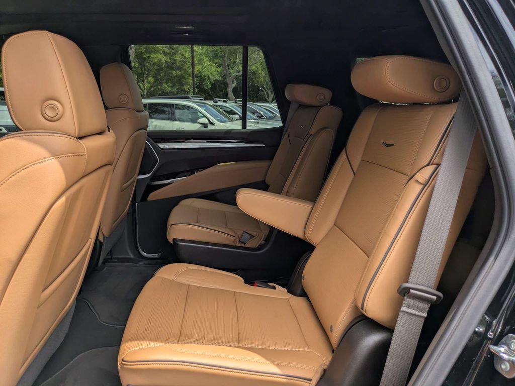 Used 2026 Cadillac Escalade Luxury AWD/4WD image 17