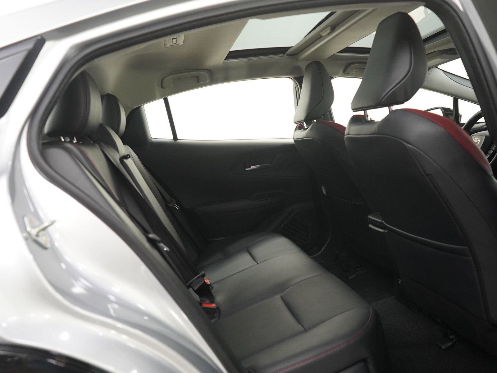 Used 2025 Toyota Prius Plug-In Hybrid image 14