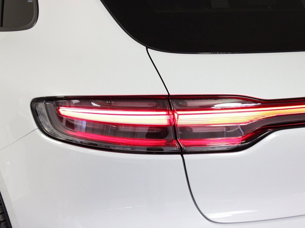 Certified 2025 Porsche Macan image 12