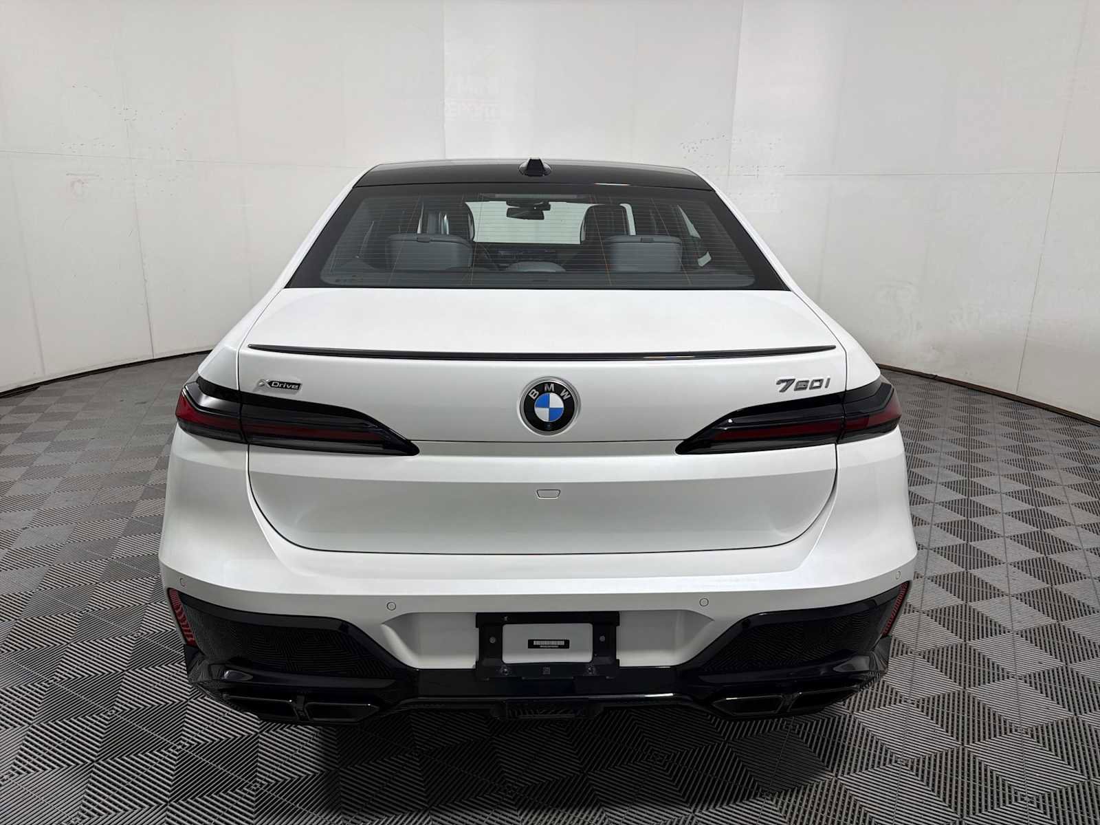 Certified 2023 BMW 760i xDrive AWD/4WD image 2