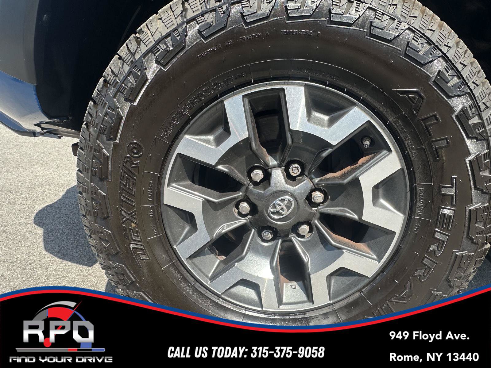 Used 2017 Toyota Tacoma TRD Off-Road w/ Premium & Technology Package AWD/4WD image 10