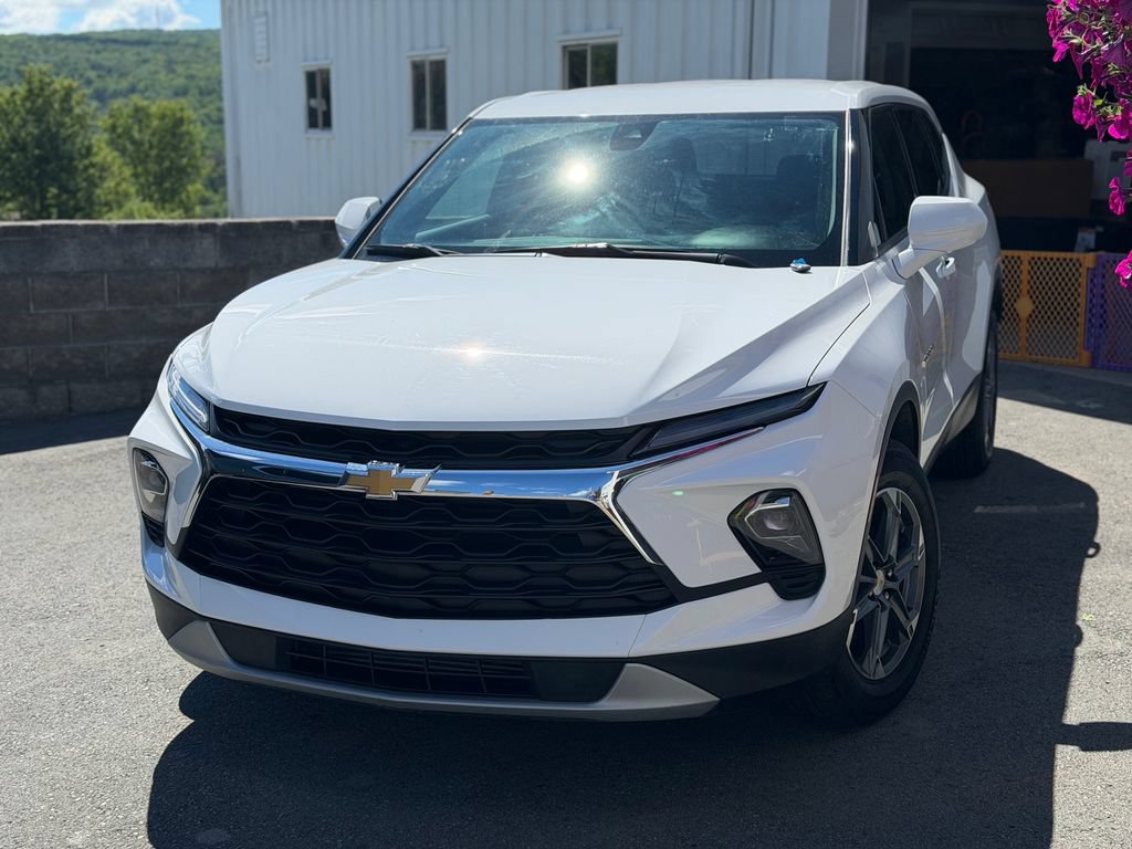 Used 2025 Chevrolet Blazer LT AWD/4WD image 1