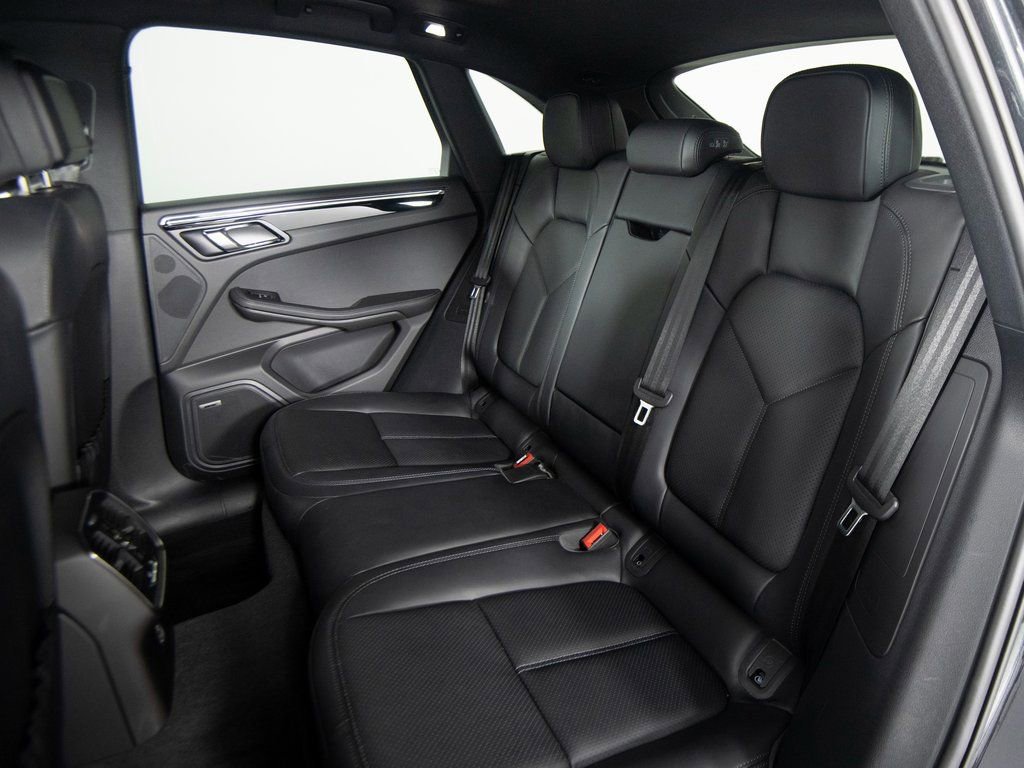 Certified 2025 Porsche Macan image 34