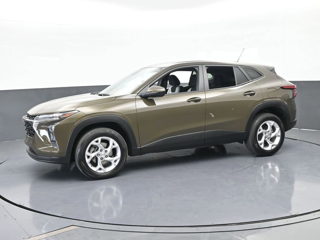 Used 2024 Chevrolet Trax LS w/ LS Convenience Package image 2