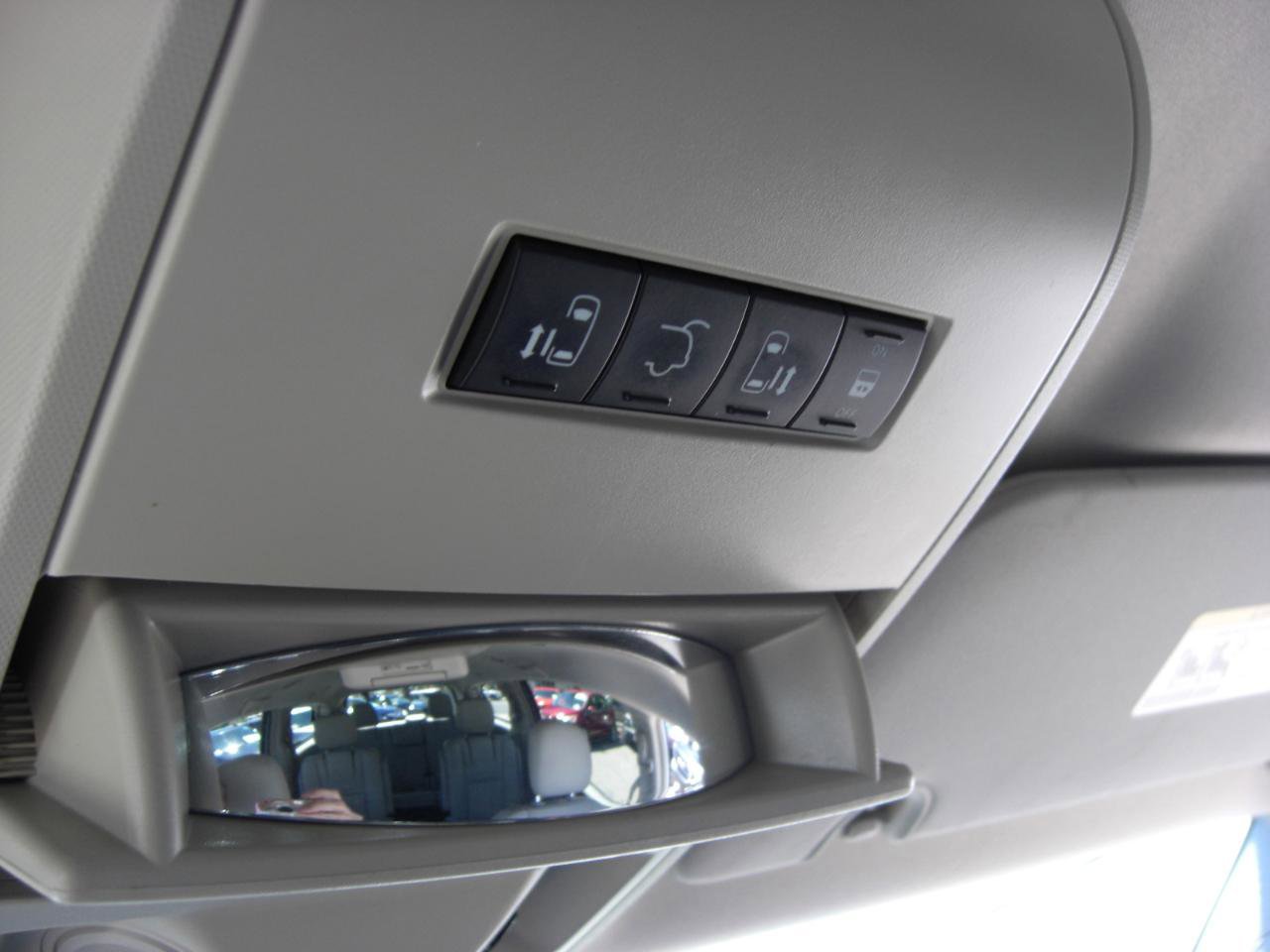 Used 2013 Chrysler Town & Country Touring FWD image 8