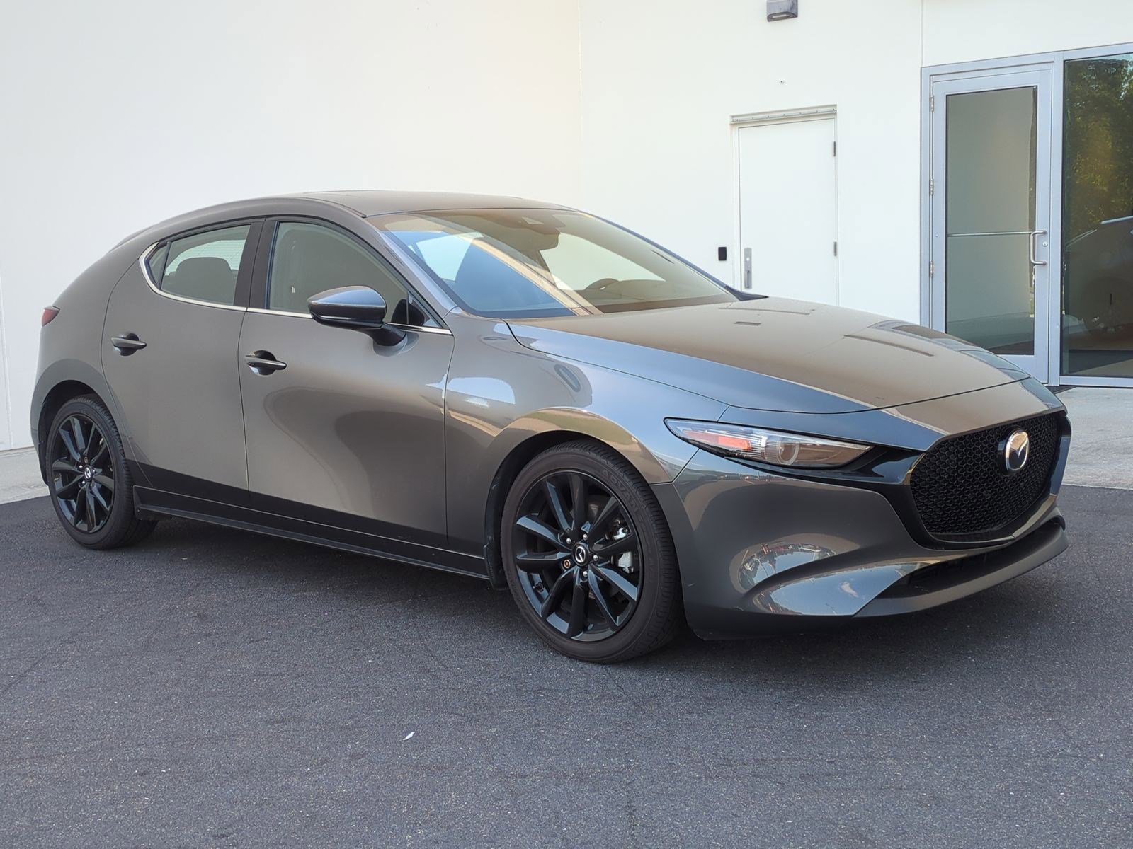 Used 2019 MAZDA MAZDA3 Hatchback w/ Premium Package FWD image 2