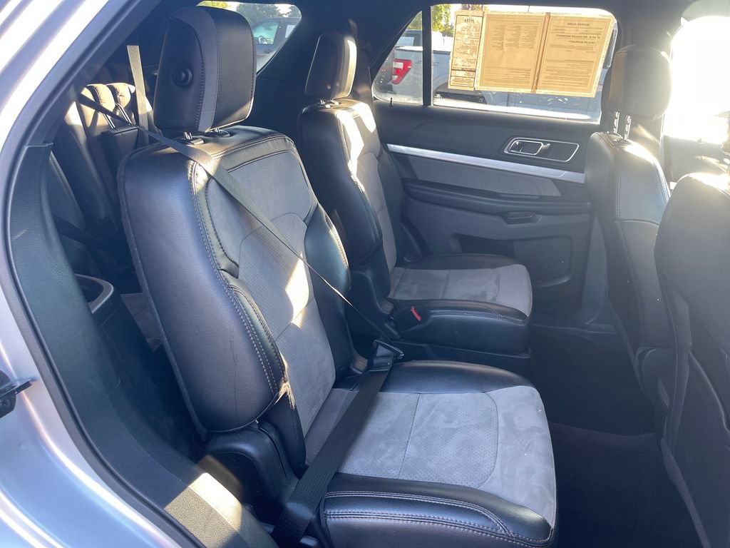 Used 2017 Ford Explorer XLT w/ Equipment Group 202A AWD/4WD image 32
