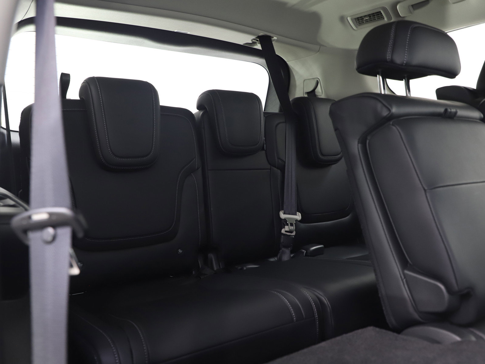 Used 2025 Nissan Armada SV image 13