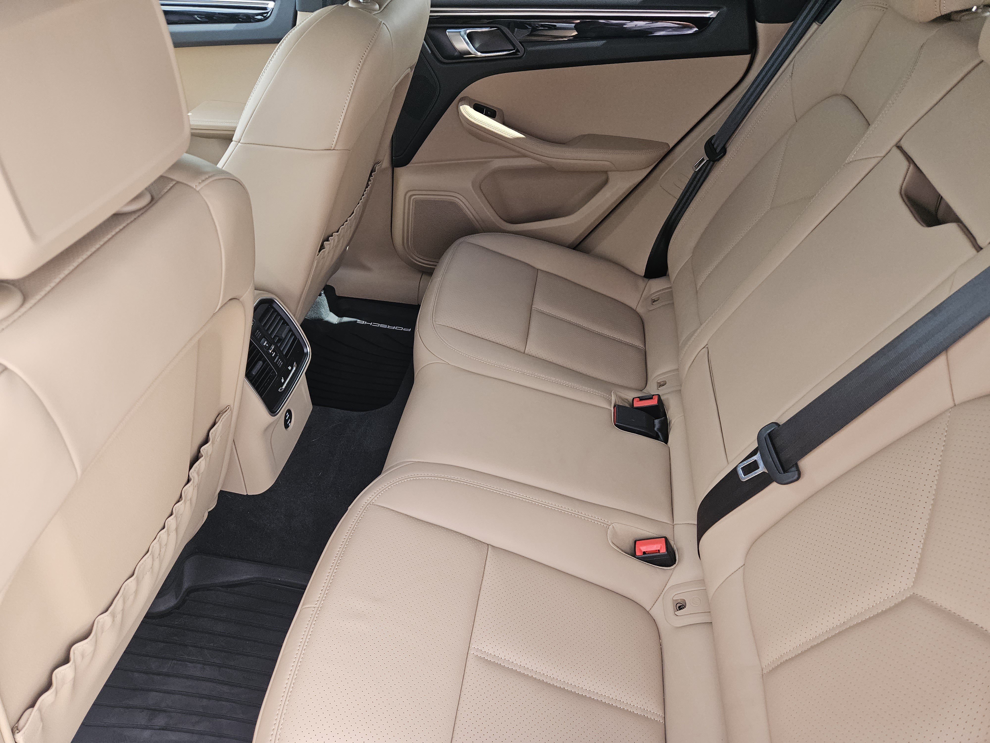 Certified 2025 Porsche Macan image 28