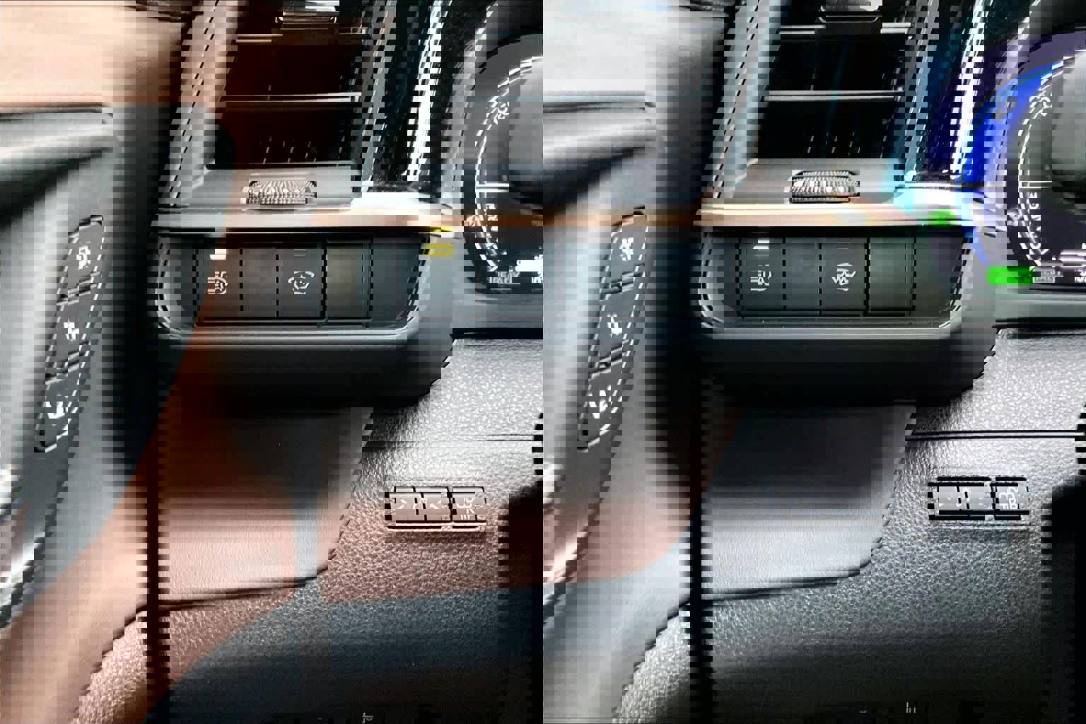 Used 2023 Toyota Crown Limited image 35