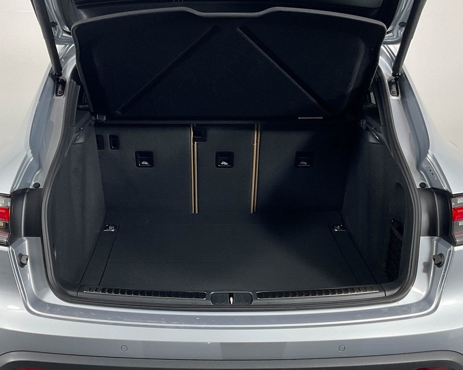 Certified 2025 Porsche Macan image 30
