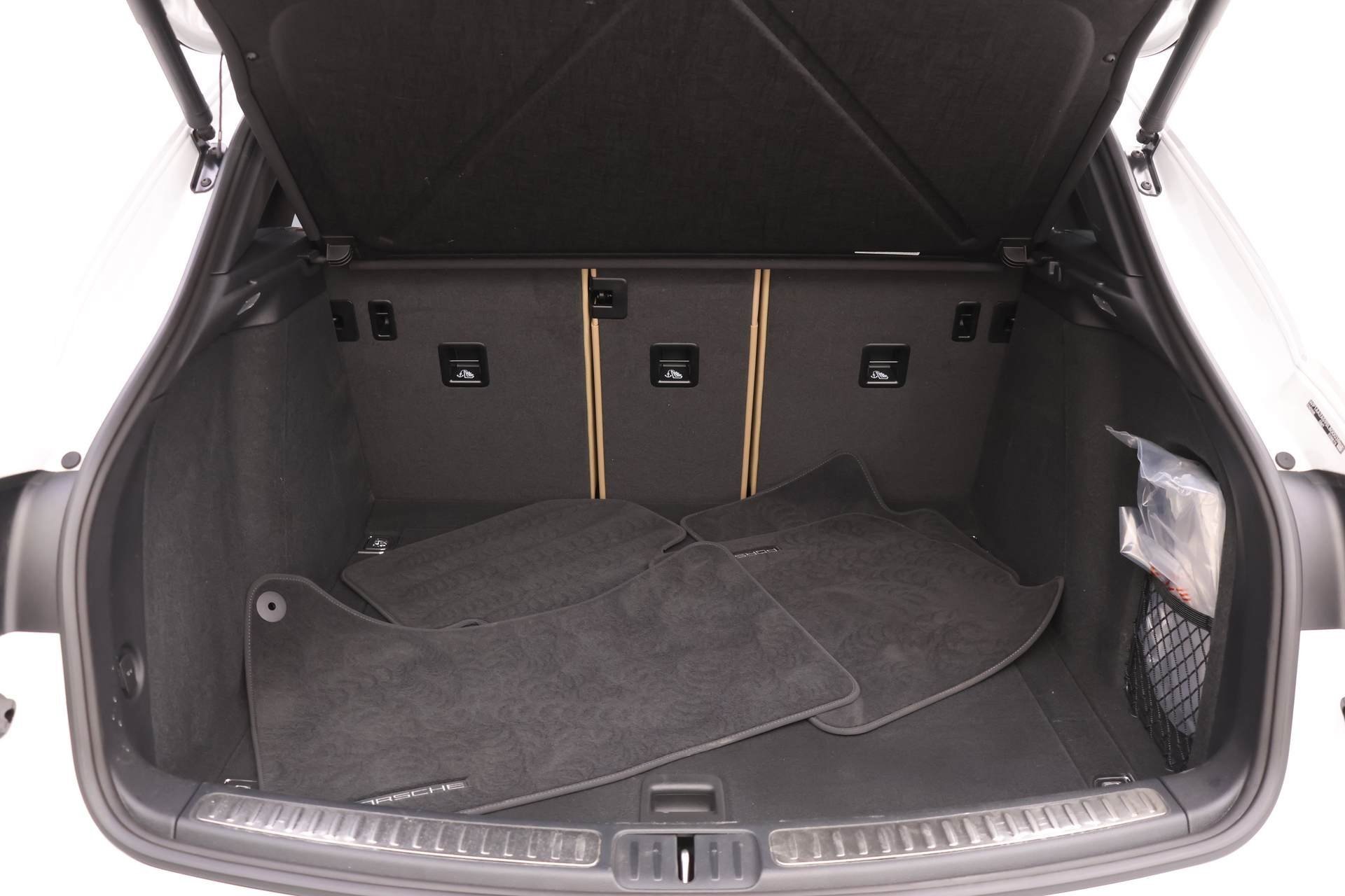 Used 2025 Porsche Macan image 21