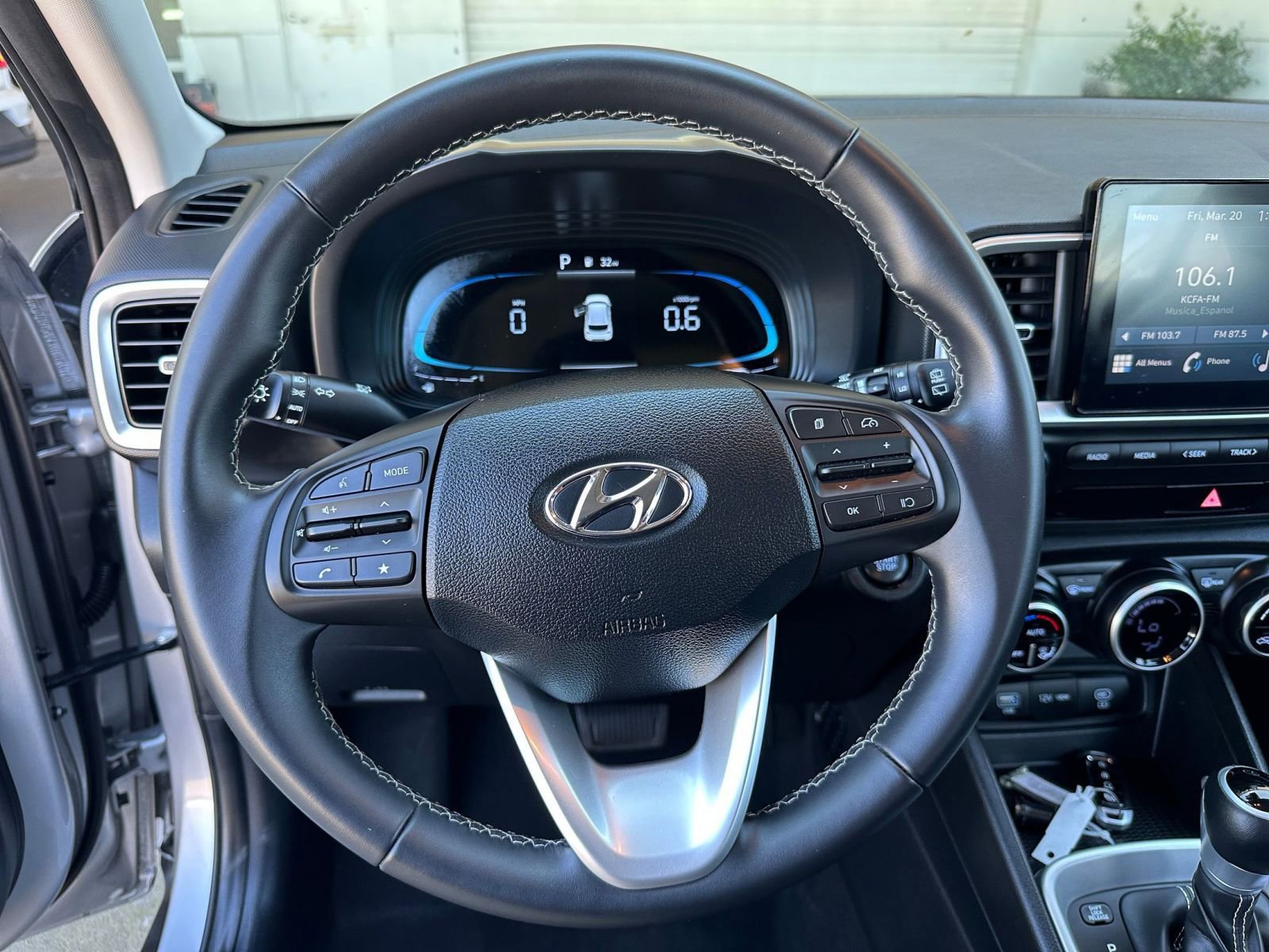 Used 2025 Hyundai Venue SEL image 28