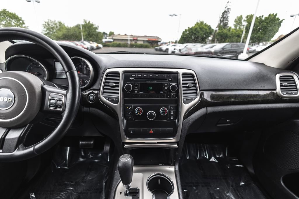 Used 2012 Jeep Grand Cherokee Laredo w/ Laredo E Group AWD/4WD image 26