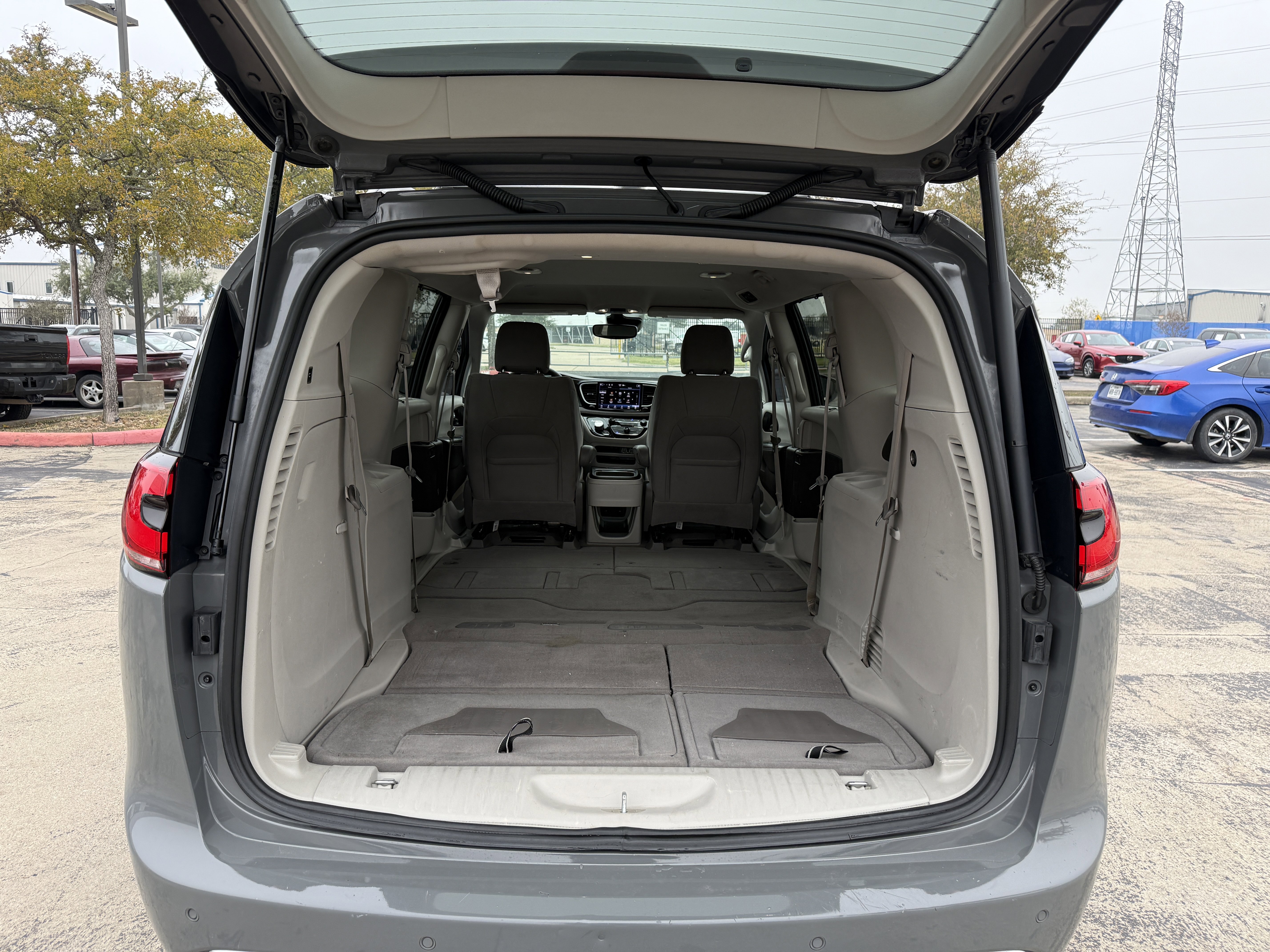 Used 2021 Chrysler Pacifica Touring image 38