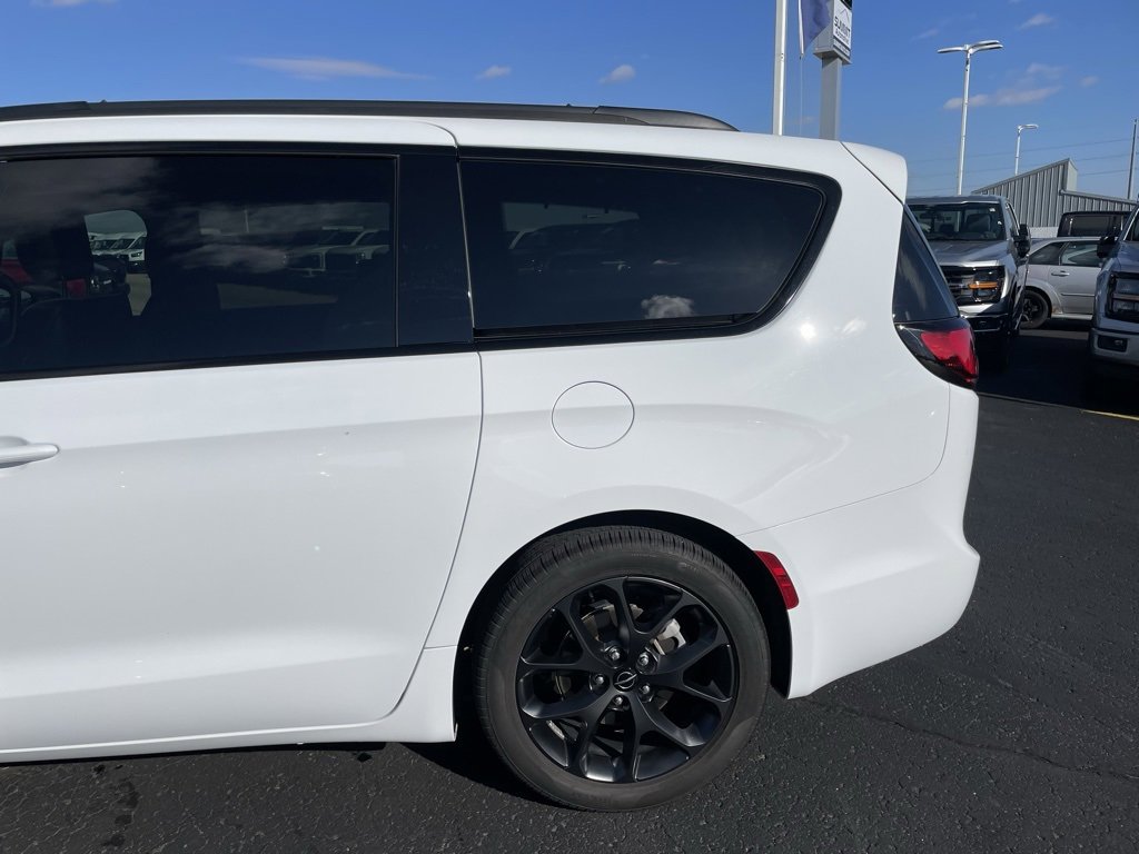 Used 2025 Chrysler Pacifica Limited image 30
