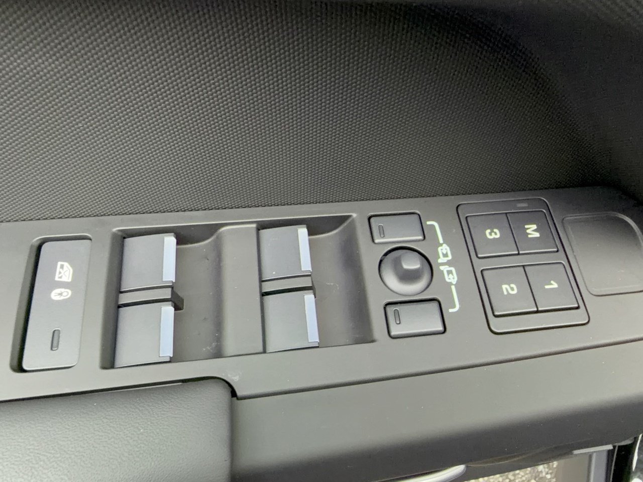 Used 2025 Land Rover Defender 110 X-Dynamic SE AWD/4WD image 15