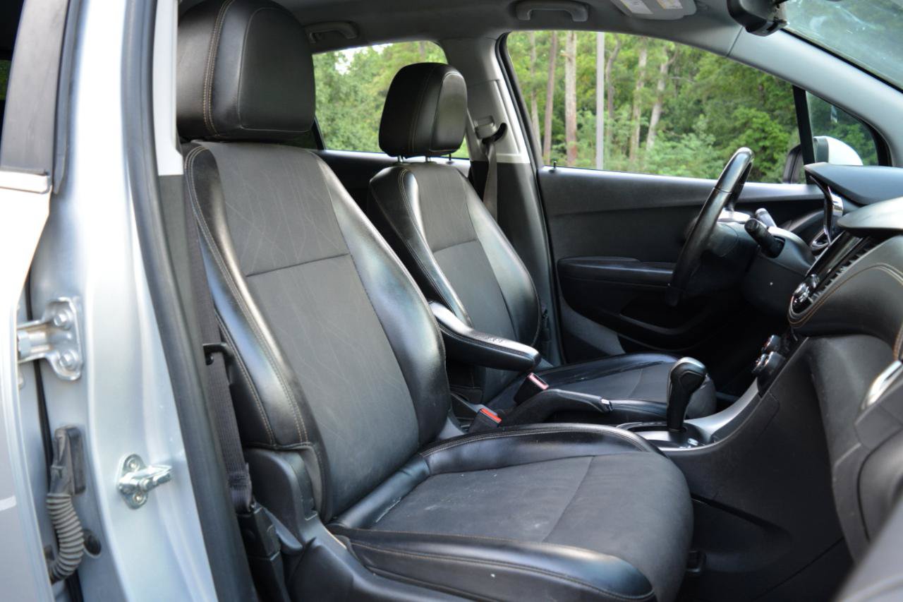 Used 2018 Chevrolet Trax LT w/ LT Convenience Package FWD image 19
