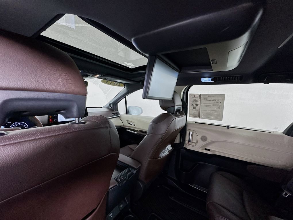Used 2023 Toyota Sienna Platinum image 41