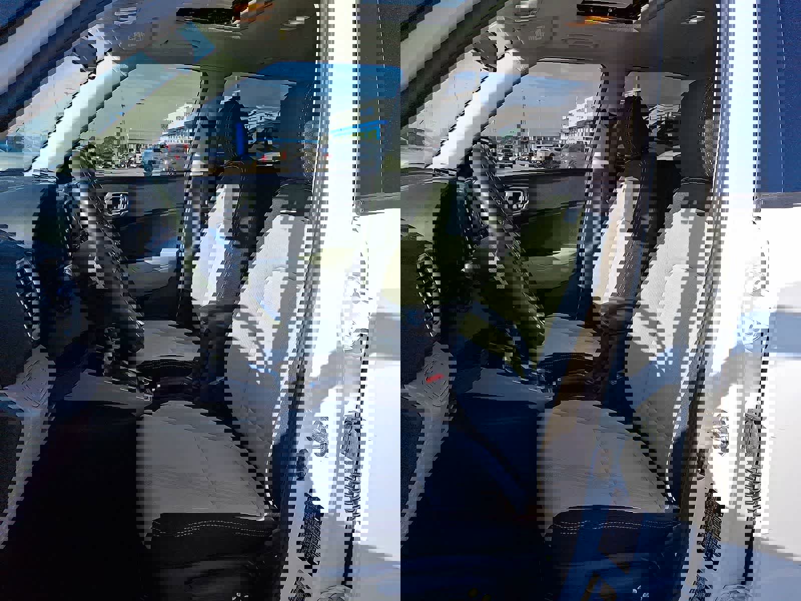 Used 2024 Hyundai Venue SEL image 25