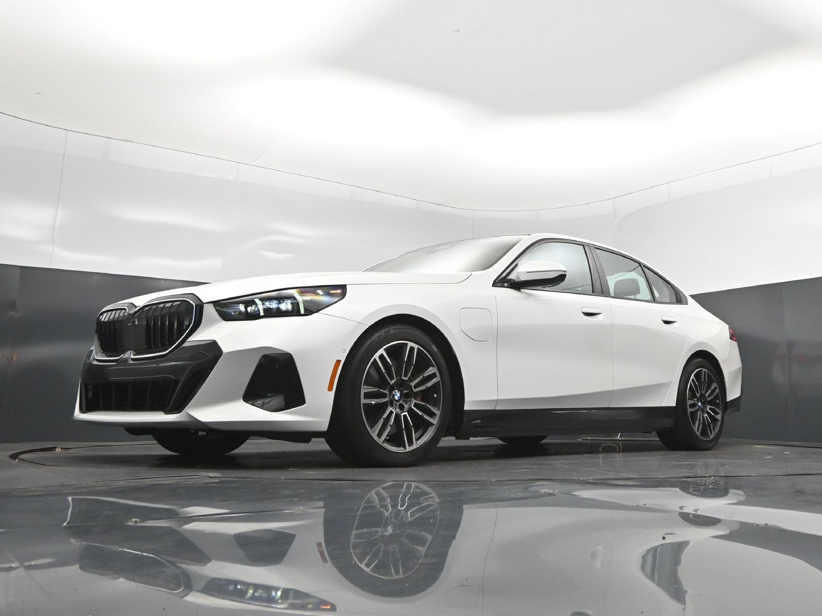 Used 2026 BMW 550e xDrive w/ Premium Package AWD/4WD image 40