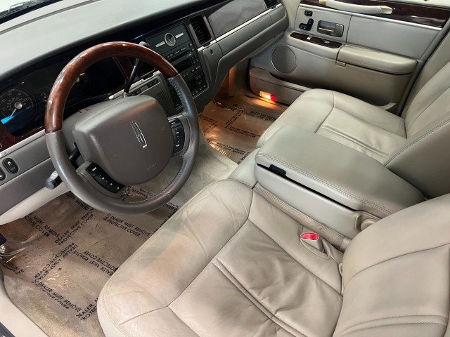 Used 2009 Lincoln Town Car Signature Limited image 11