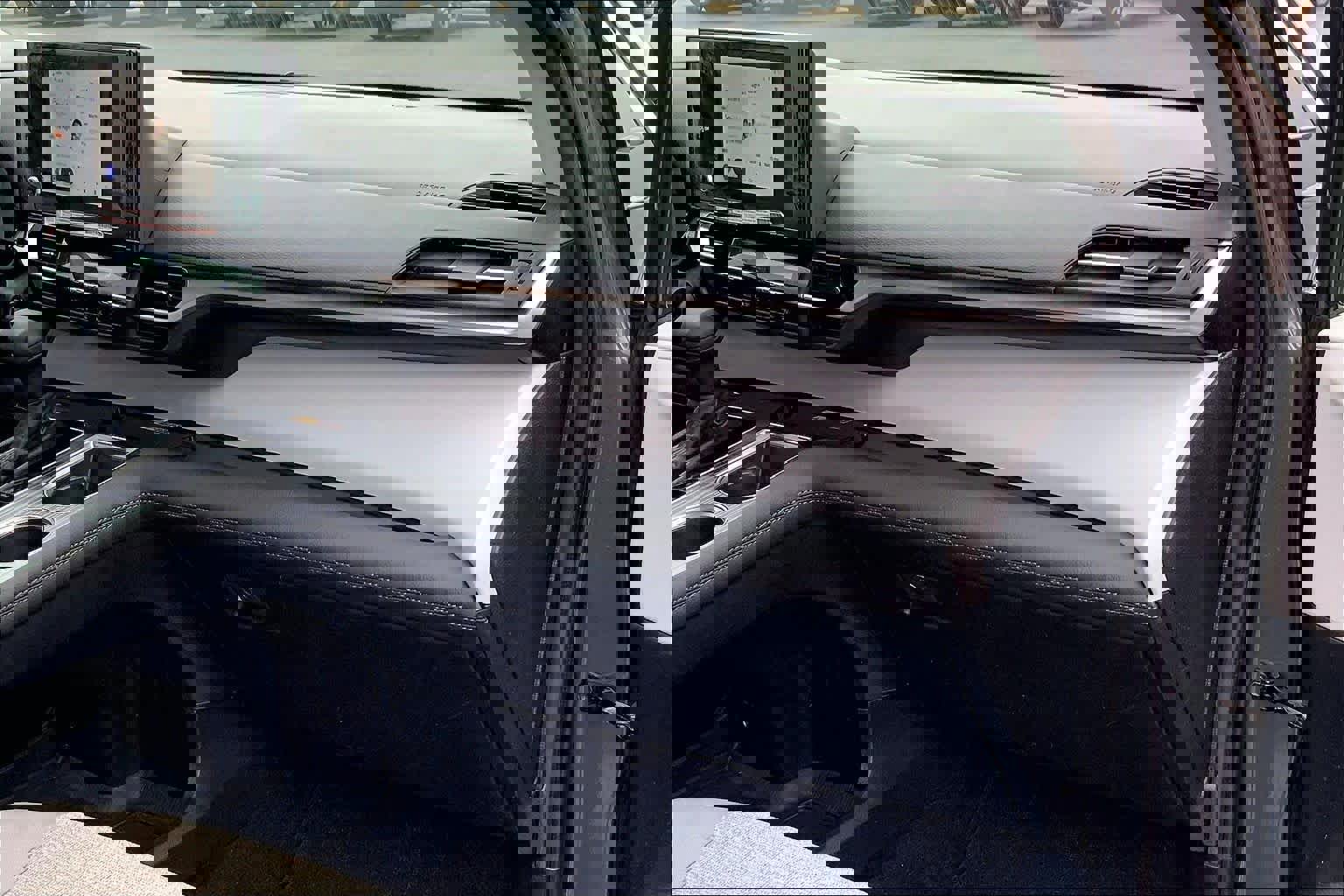 Used 2025 Toyota Sienna LE image 19