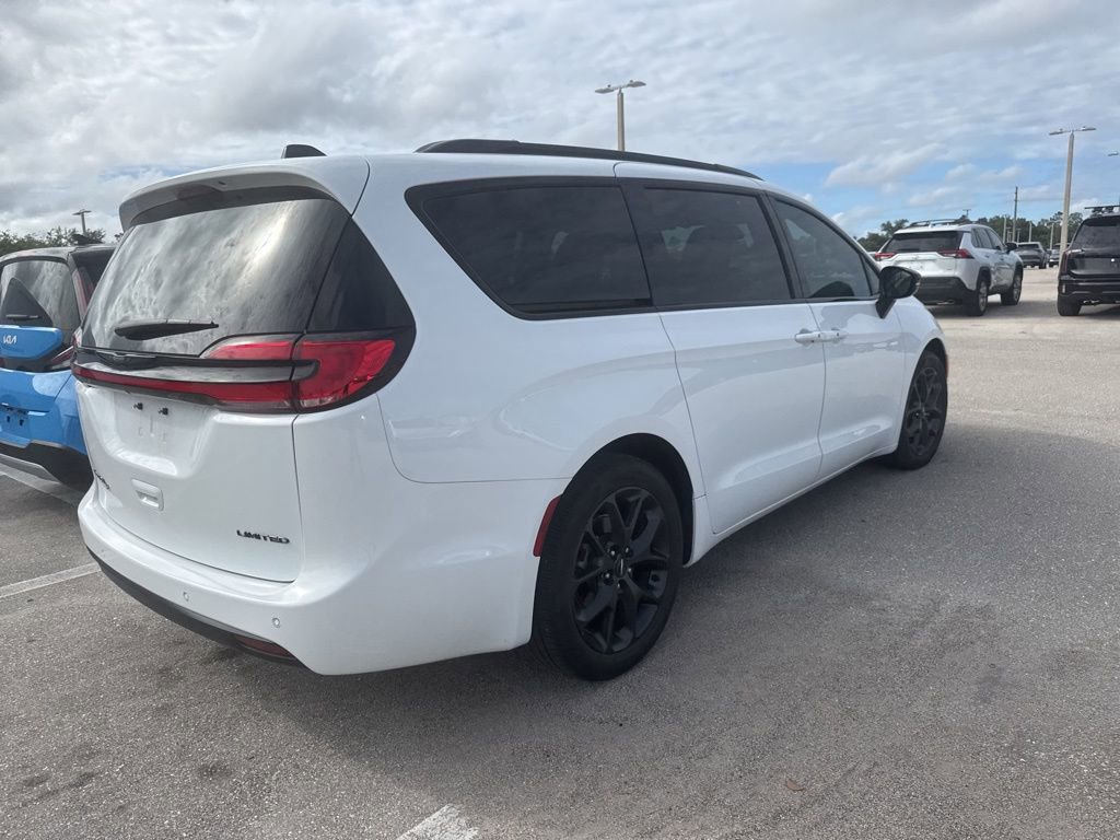 Used 2023 Chrysler Pacifica Limited w/ S Appearance Package image 7