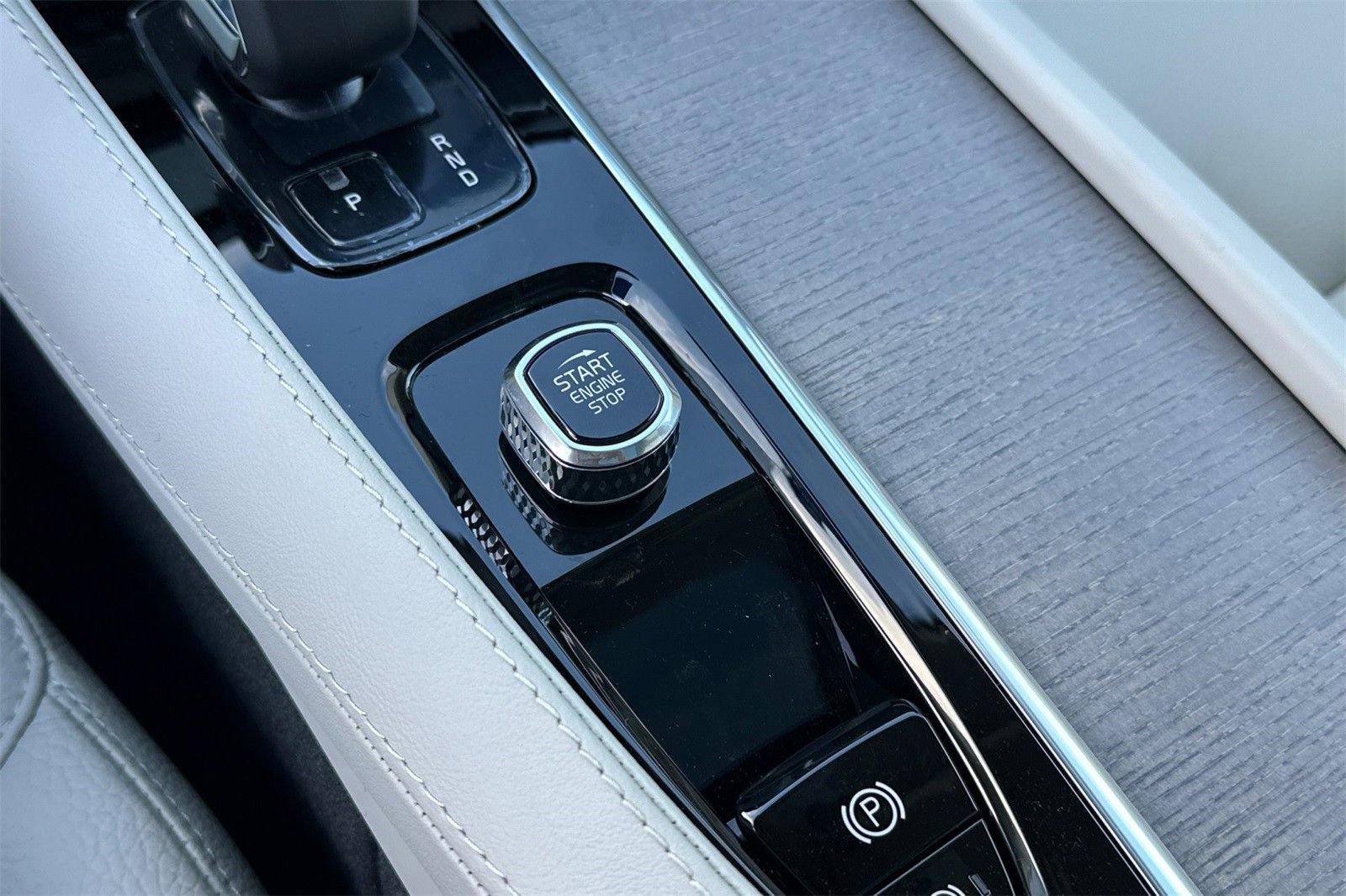 Certified 2025 Volvo XC90 B6 Core w/ Climate Package image 25