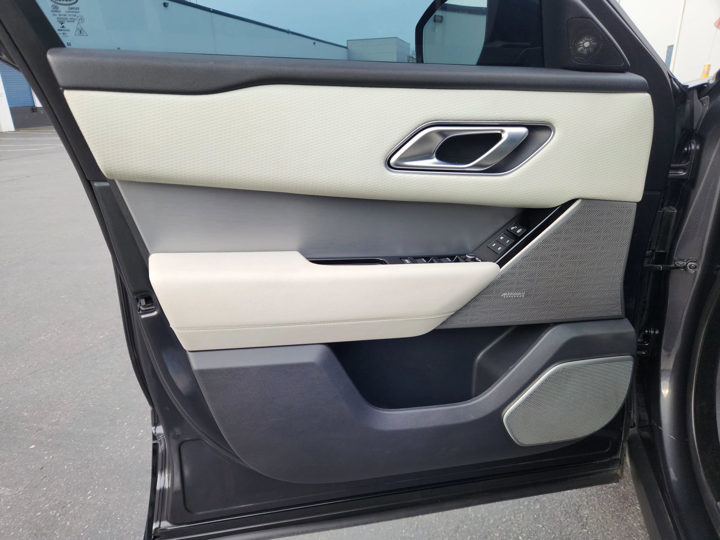 Used 2020 Land Rover Range Rover Velar R-Dynamic S image 8