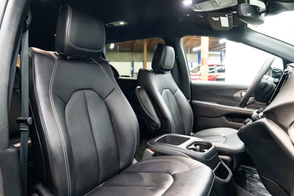 Used 2025 Chrysler Pacifica Select FWD image 28