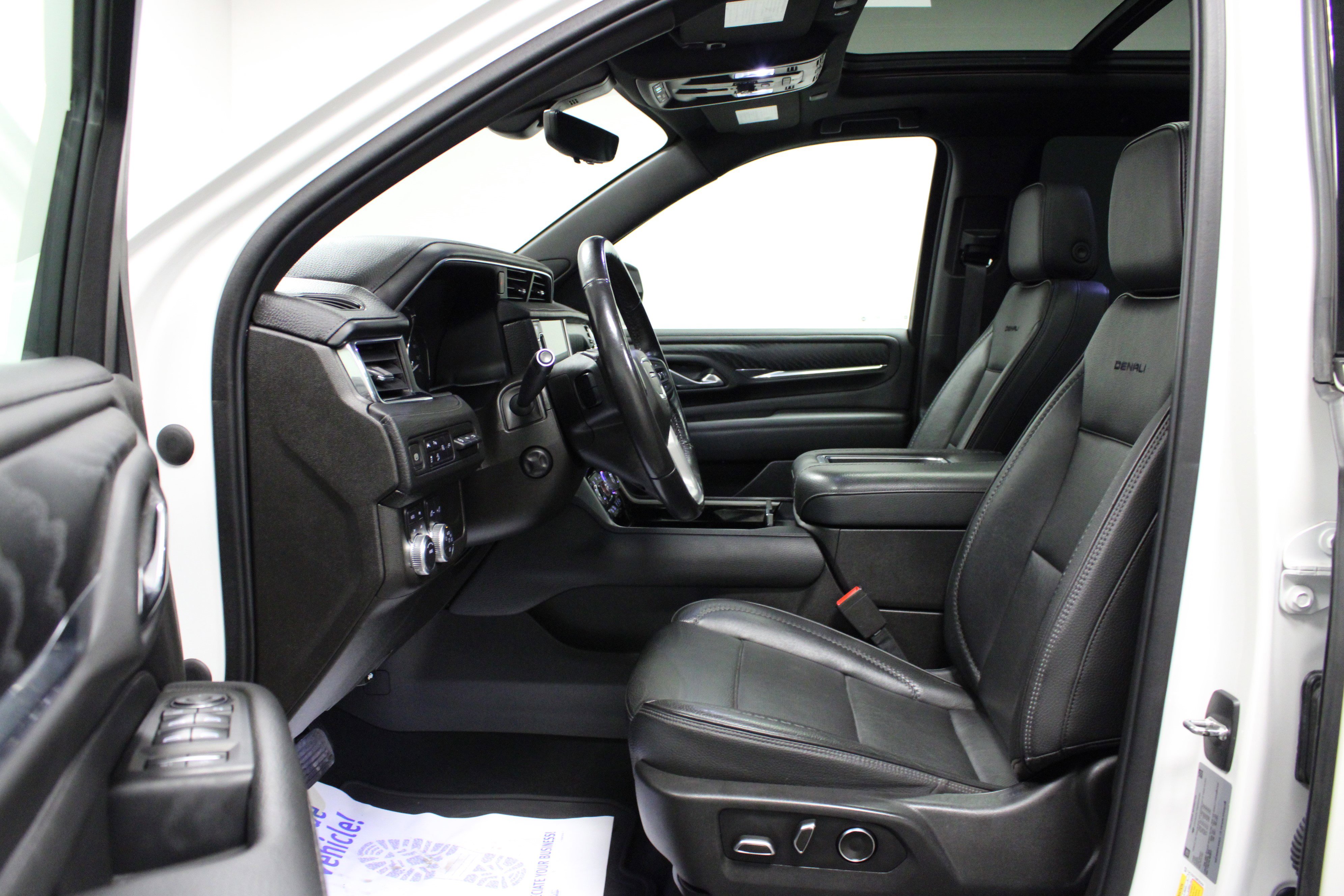 Used 2021 GMC Yukon Denali w/ Denali Premium Package image 12