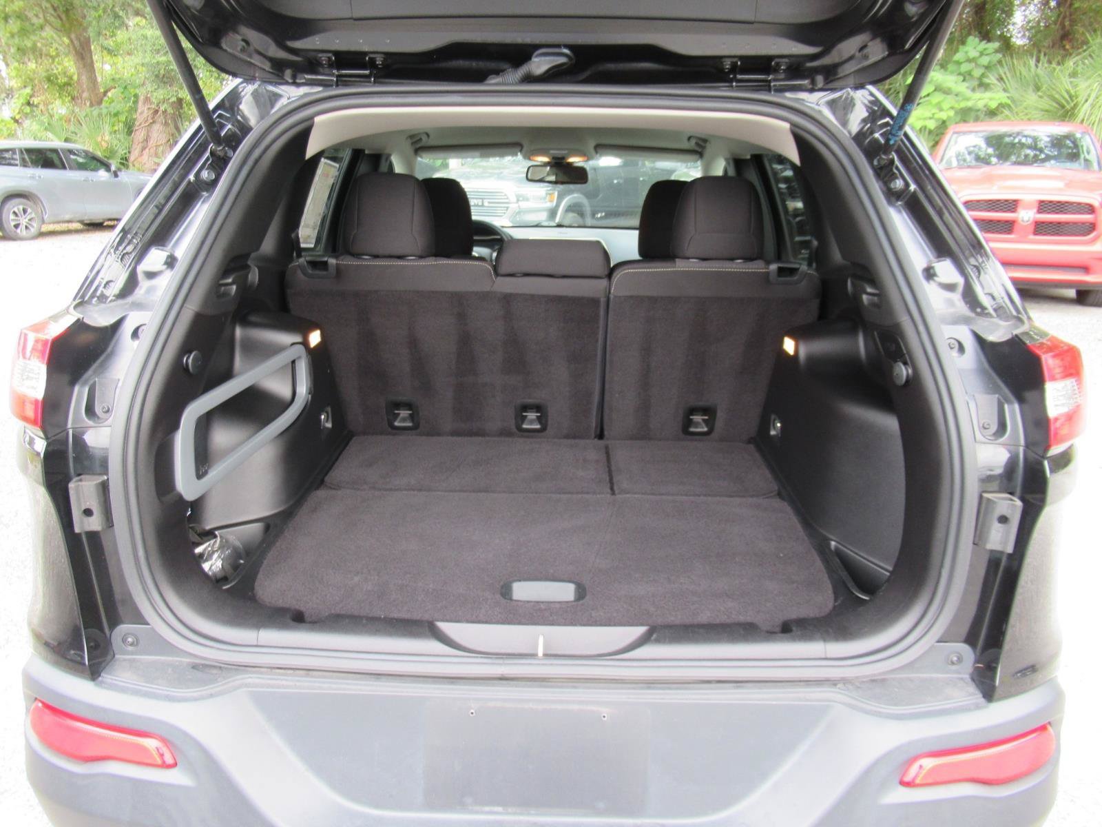 Used 2015 Jeep Cherokee Latitude w/ Cold Weather Group AWD/4WD image 37