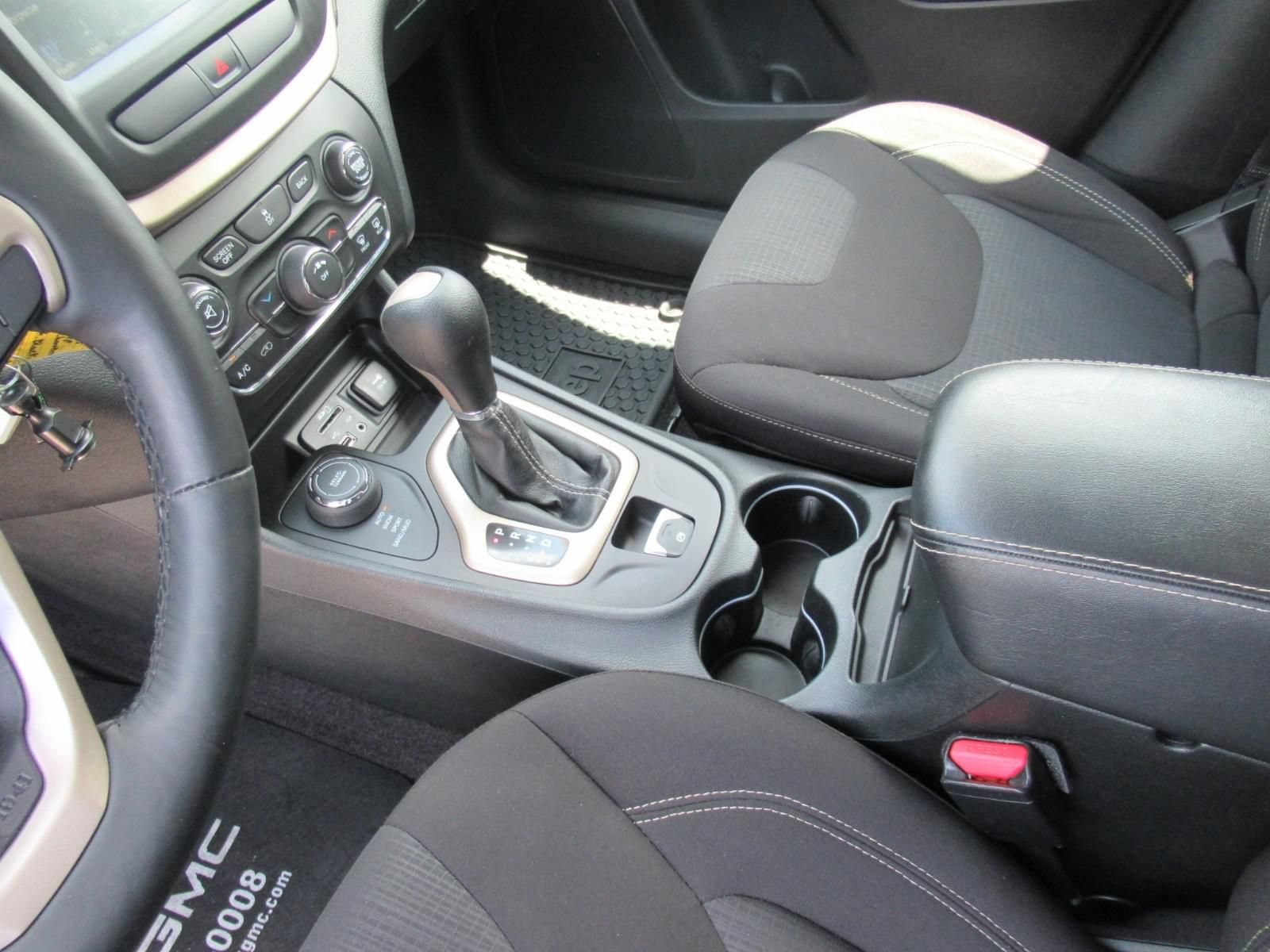 Used 2015 Jeep Cherokee Latitude w/ Cold Weather Group AWD/4WD image 16
