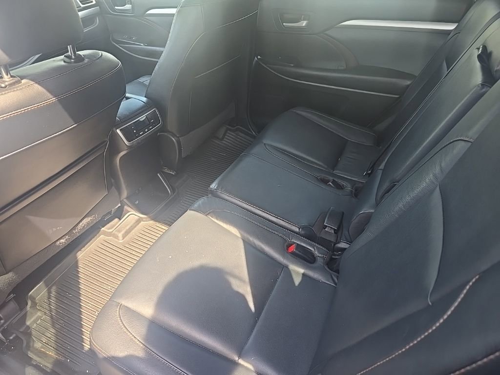 Used 2017 Toyota Highlander XLE image 12