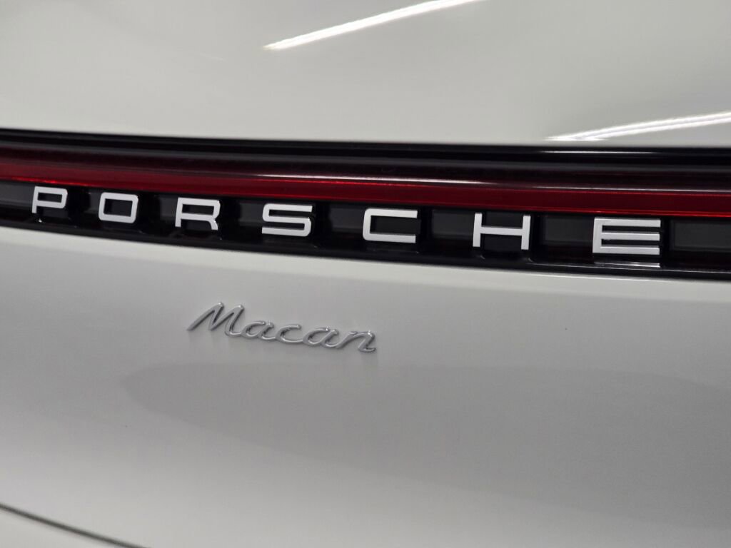 Certified 2025 Porsche Macan image 33