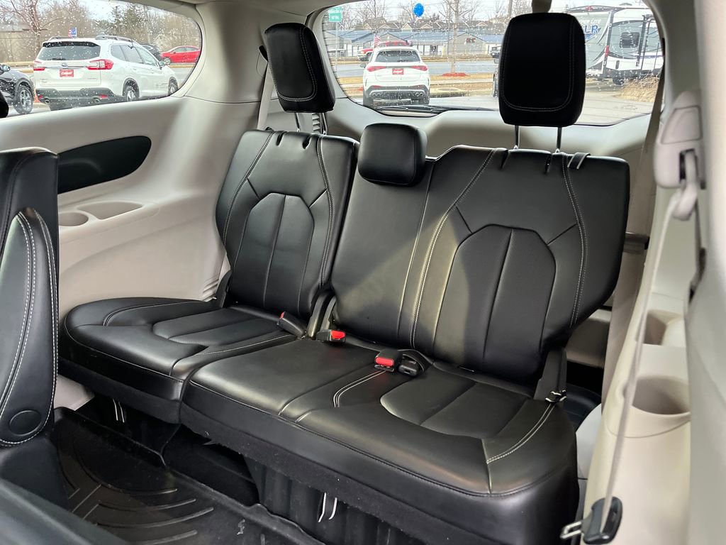 Used 2023 Chrysler Pacifica Touring-L image 30