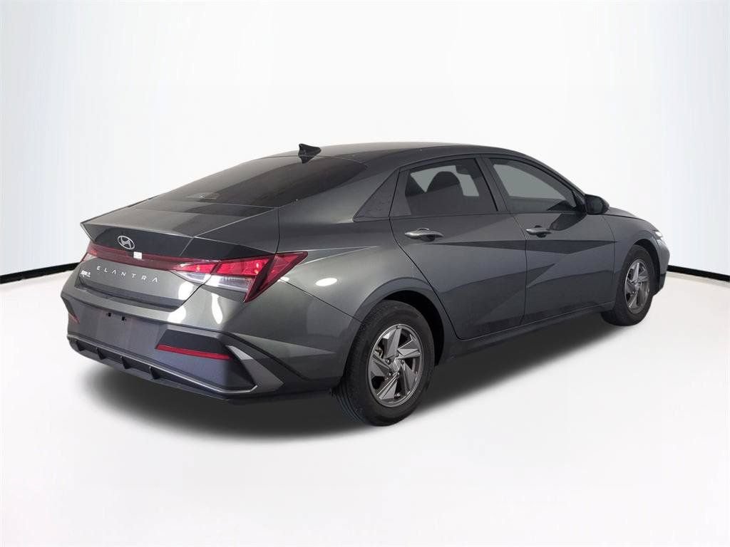 Used 2025 Hyundai Elantra SE FWD image 5